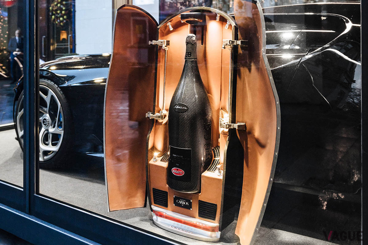 ナビュコドノゾール・サイズ（15リットル）のシャンパンの大きさがわかるだろうか（C）Bugatti Automobiles SAS