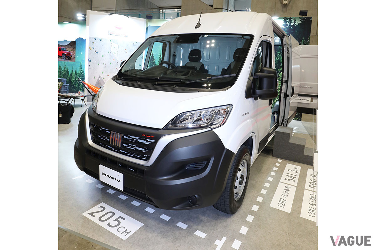 未架装のデュカトであるので、フロントバンパーなどもブラックのままだ