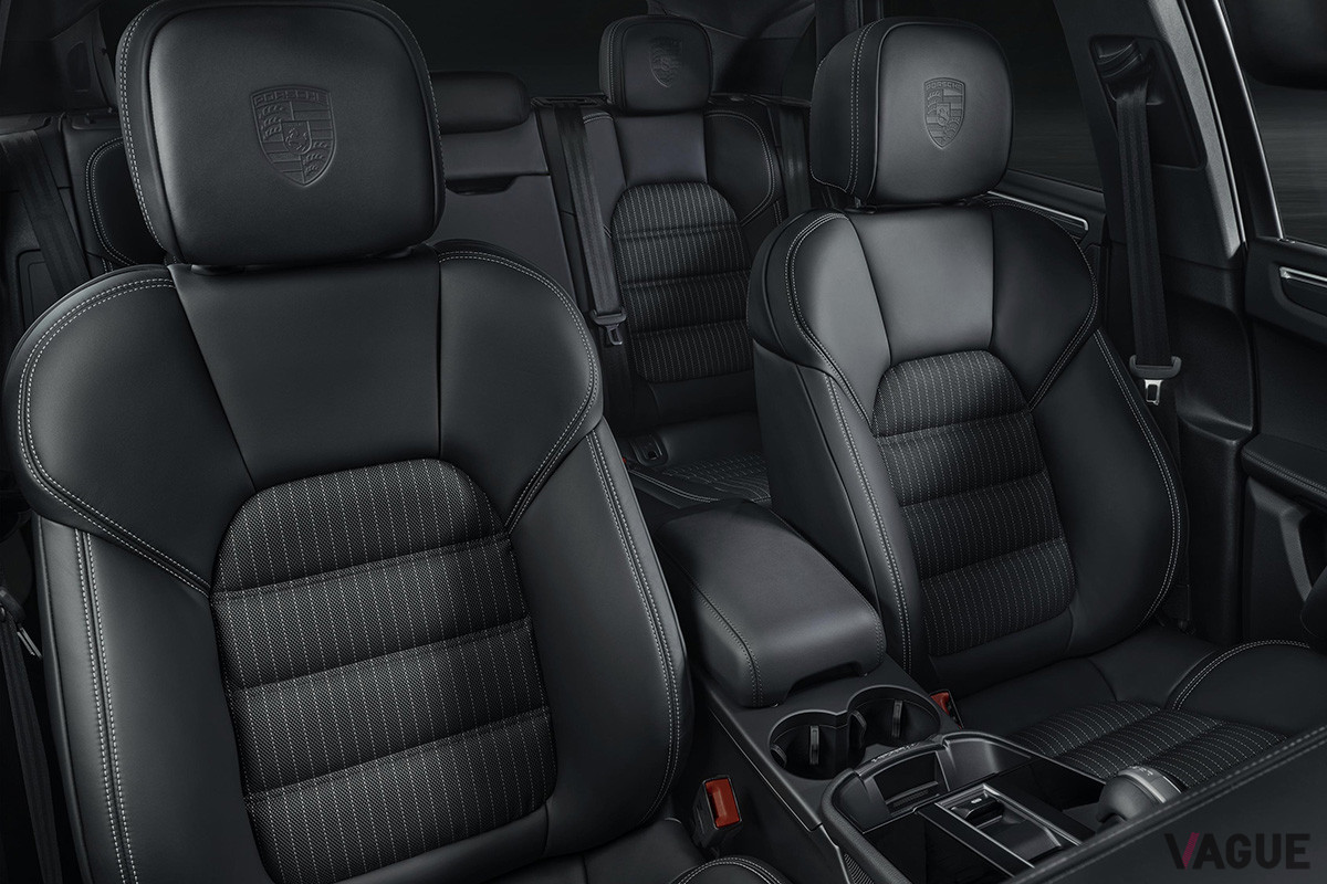 シートの中央部は縞模様のSport-Texを採用し、シート、ヘッドレスト、ステアリングホイールにはシルバーのデコレーティブステッチが施されている