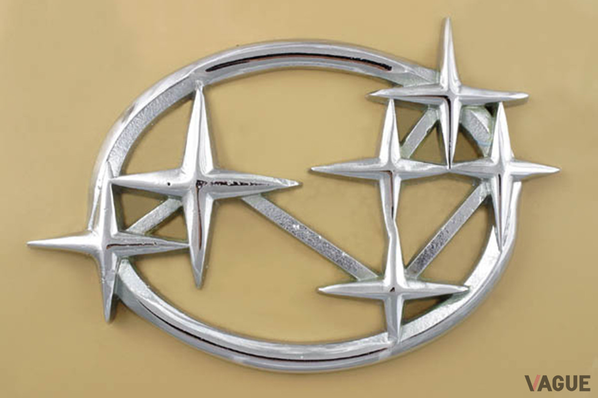 当時のスバルロゴ。6つの星は、富士重工業が5社を吸収合併することで誕生したことに由来する。このデザインエッセンスは今もなお受け継がれている（C）SUBARU