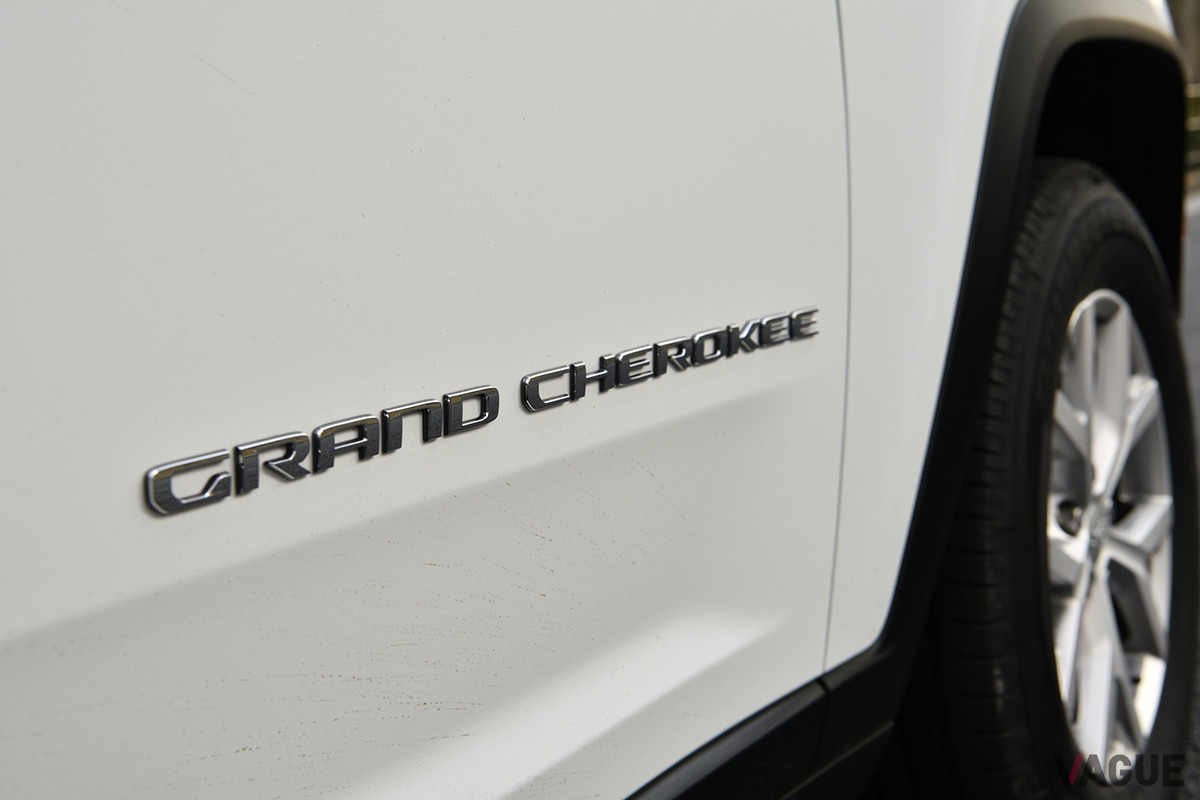 ボディサイドにセットされた「GRAND CHEROKEE」のレターバッジ