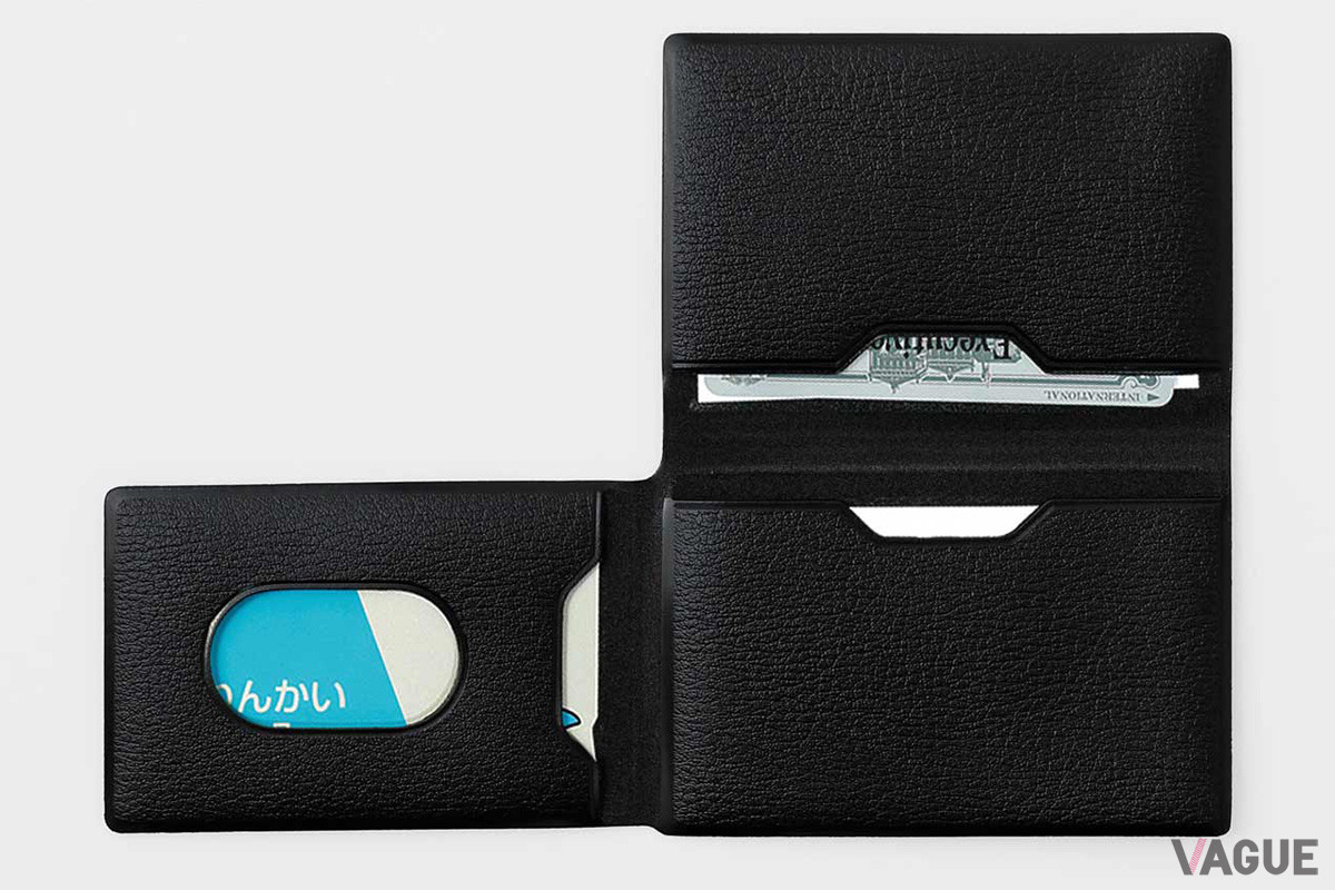 「パス＆カードケース」は3つのポケットを装備。見開き両面のポケットには名刺やカードを、窓穴つきの折り返しポケットには定期券やICカード類の収納に適している