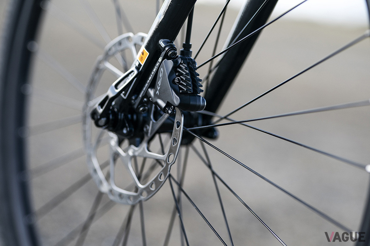 天候の影響を受けにくく、軽い力で確かな制動力を発揮する「ワバッシュRT」の油圧式ディスクブレーキ。ディスクローターのサイズはフロントが直径180mm、リアが同160mm