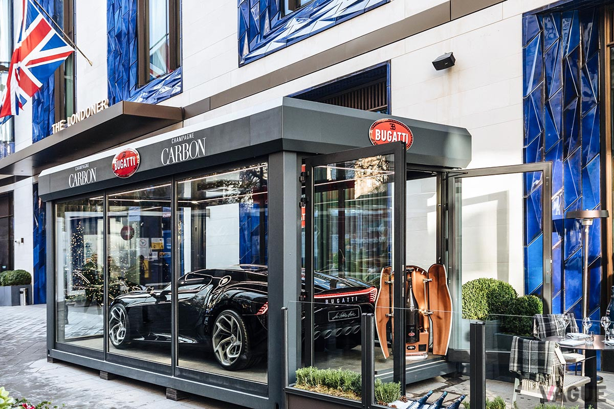 ラ・ヴォワチュール・ノワールと一緒に展示されたシャンパンとそのケース（C）Bugatti Automobiles SAS