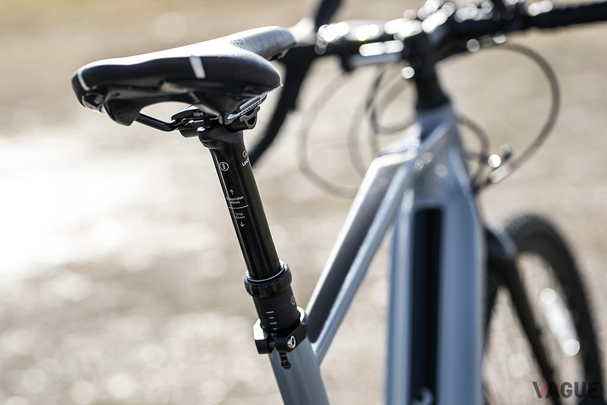 「ワバッシュRT」はサスペンションつきのドロッパーシートポストを採用。シート高の調整は、ハンドルバーに取りつけたレバーを操作するだけ。乗車した状態で操作可能だ