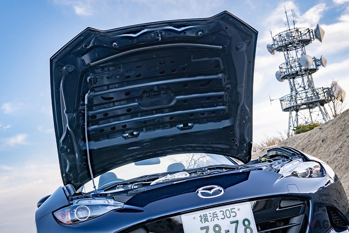 990Sには、ベースモデルと同様にボンネットフード裏の遮音材がつかない。そのため軽量化のためにあけられた穴が丸見えだ