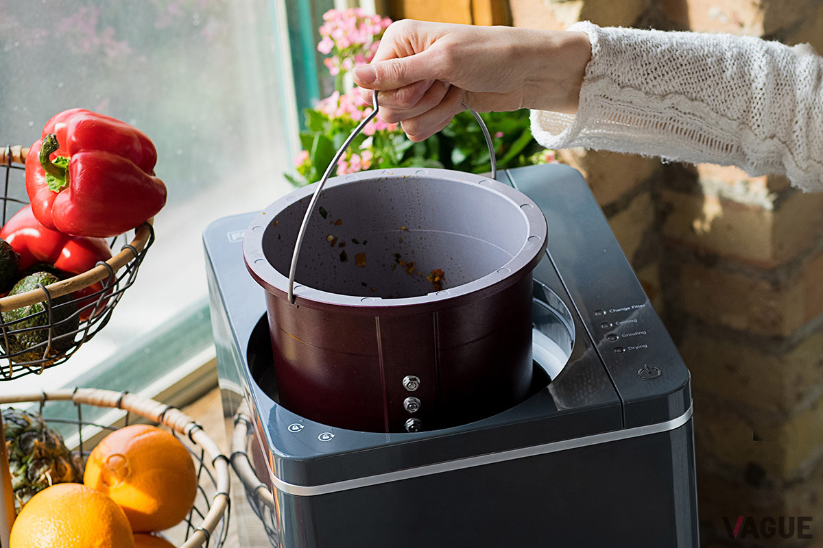 「Food Cycler FC-30」はなかのバケツに生ゴミを入れて作動させるだけで、約4時間で生ゴミが10分の1の量に。つくった肥料は家庭菜園にそのまま使える