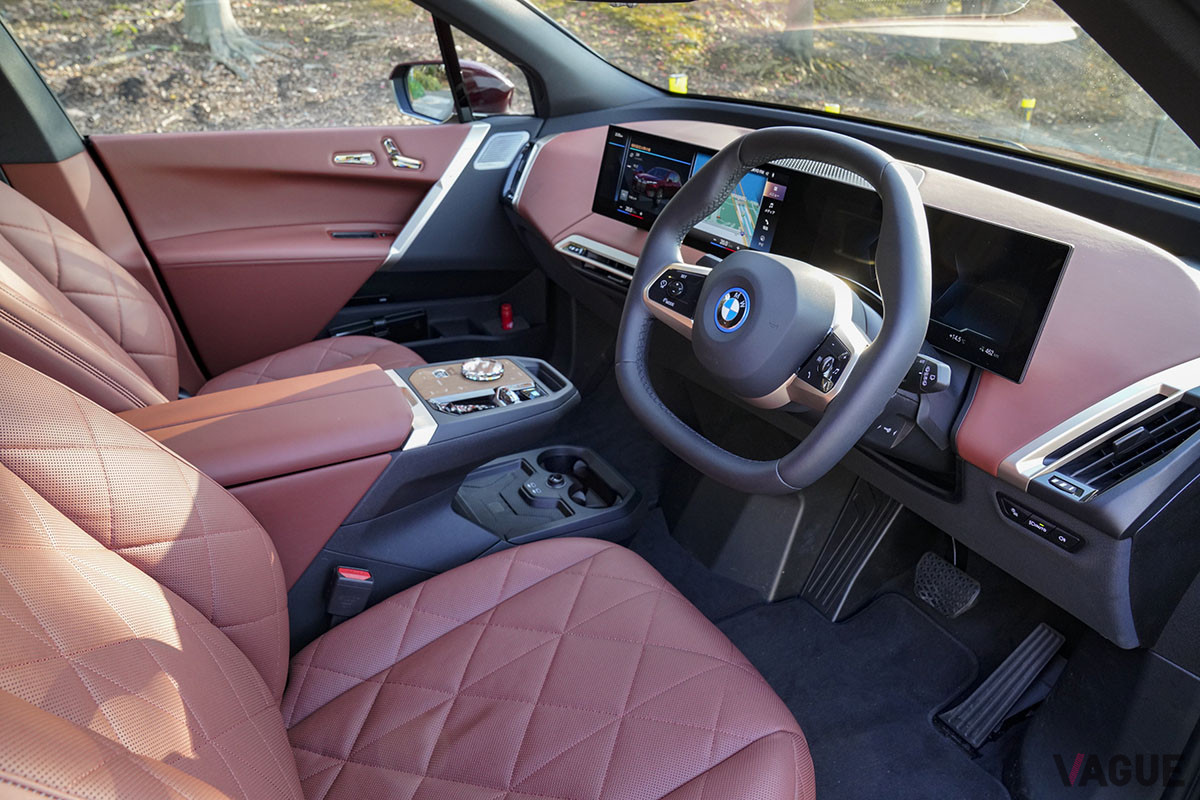 BMW初の六角形ステアリングホイールを装備。またセンタートンネルがないため、足元スペースが広々としている（C）柳田由人