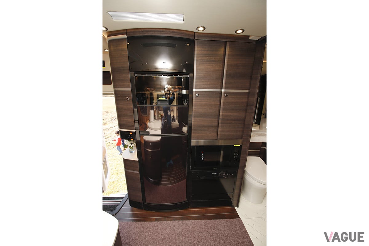 家電が目立たないように家具と調和されている