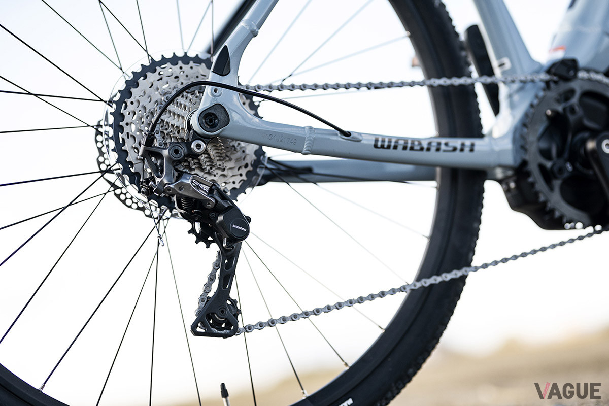 「ワバッシュRT」のリアディレイラーはシマノの「GRX」。さまざまな地形やライディングスタイルに対応する外装11速のグラベル用で、チェーン落ちを抑えるスタビライザー機能も搭載