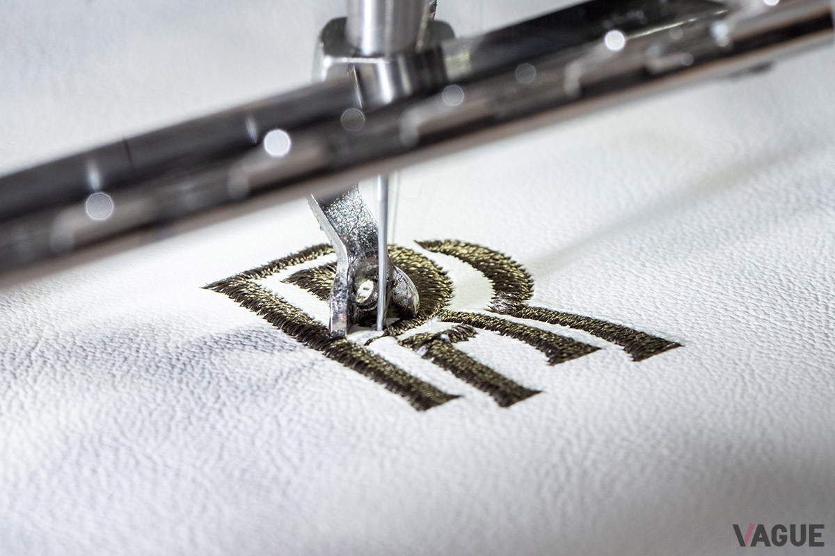 ロールス・ロイスのエンブレムは刺繍で施される