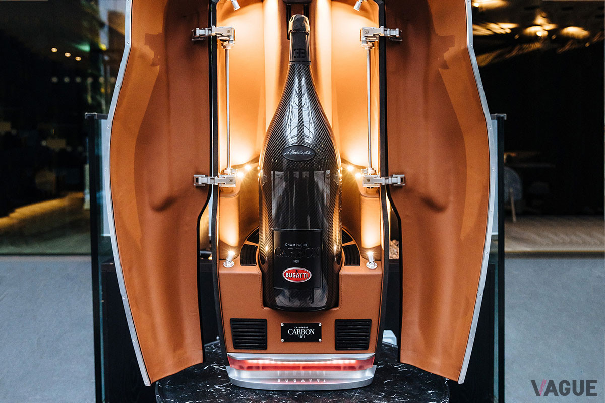 1点製作モノであるブガッティのシャンパンとそのケース（C）Bugatti Automobiles SAS