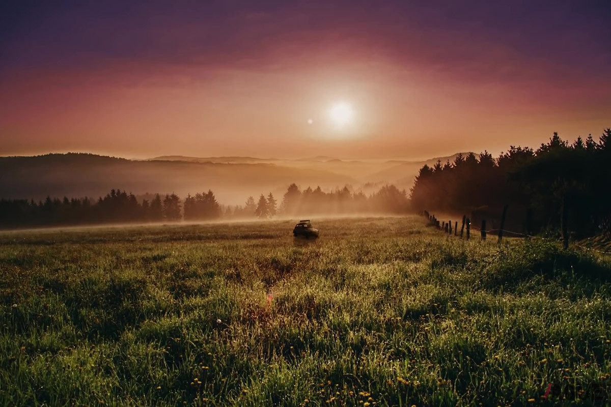 広大な自然の中に佇むスバル360（C）YouTube（桑田佳祐）