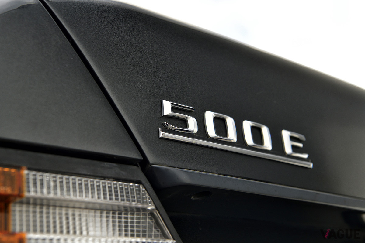 控えめに排気量を主張するバッヂ。1993年には「500E」から「E500」に移行する
