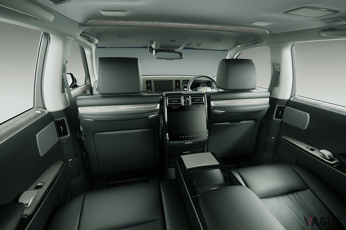 内装色ブラックの本革仕様「極美革」（C）トヨタ自動車