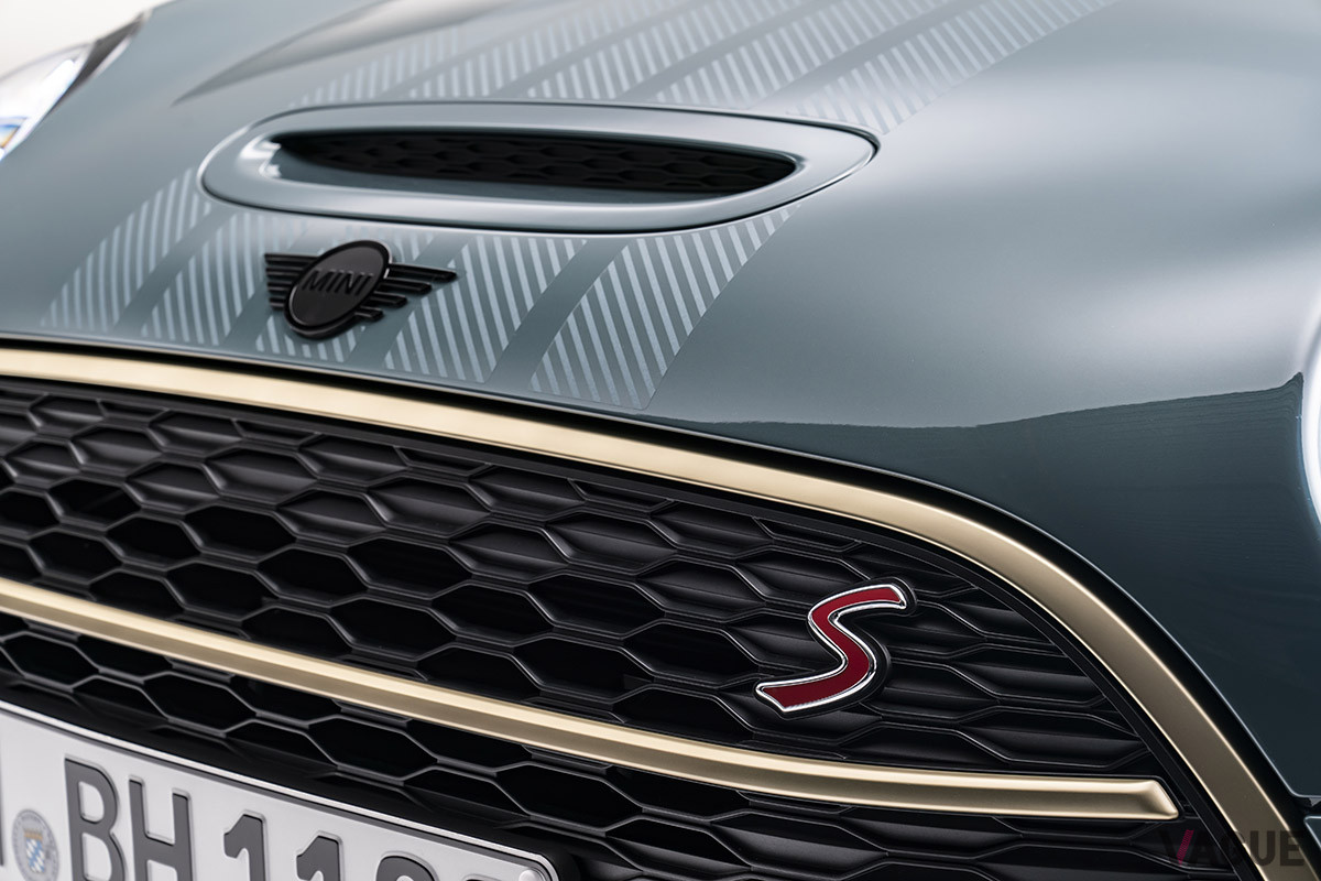 ジェットブラック&リファインドブラスのバイカラーとなるフロントグリル