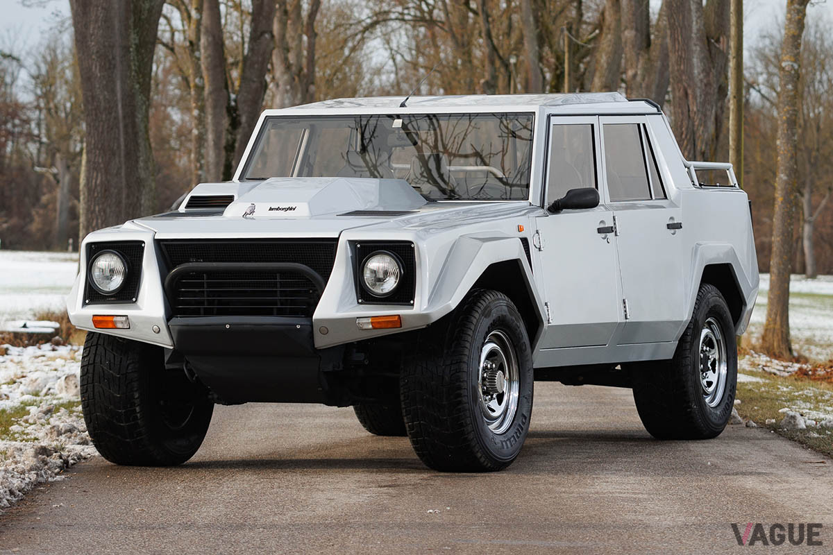 26万9375ユーロ（邦貨換算約3480万円）で落札されたランボルギーニ「LM002」（C）2021 Courtesy of RM Sotheby's