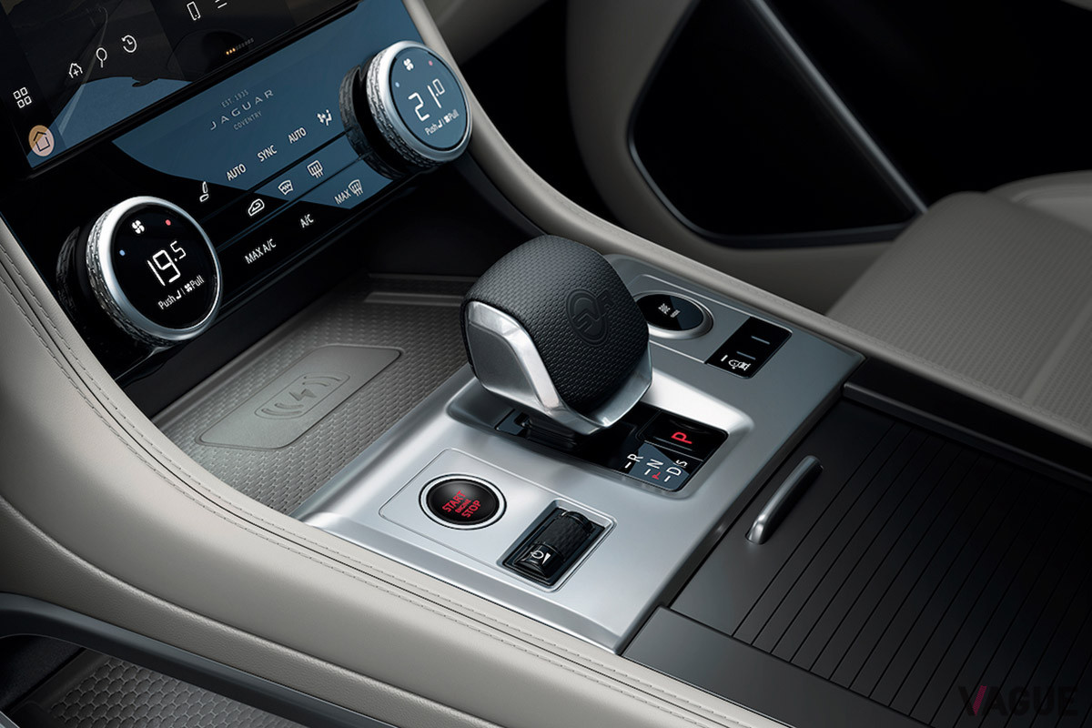 シフトノブには「SVR」のエンブレム