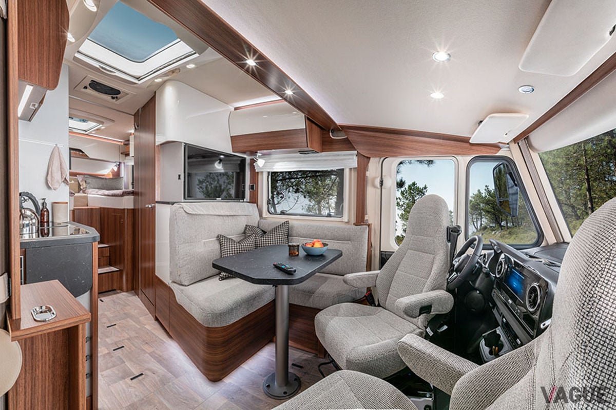 ルーフからの採光もあり、車内は明るい（C）HYMER JAPAN