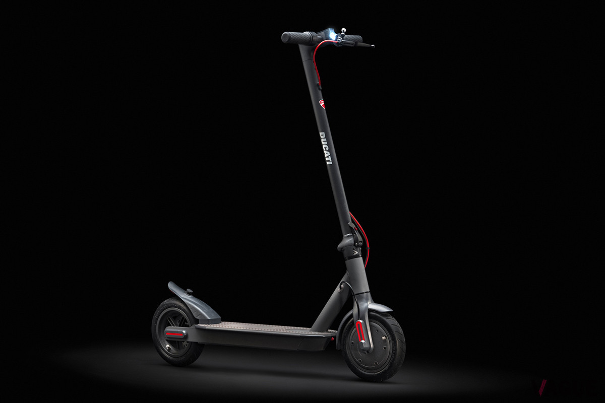 イタリアの名門モーターサイクル・メーカー「ドゥカティ」が販売をスタートする電動キックボード「PRO−I EVO」