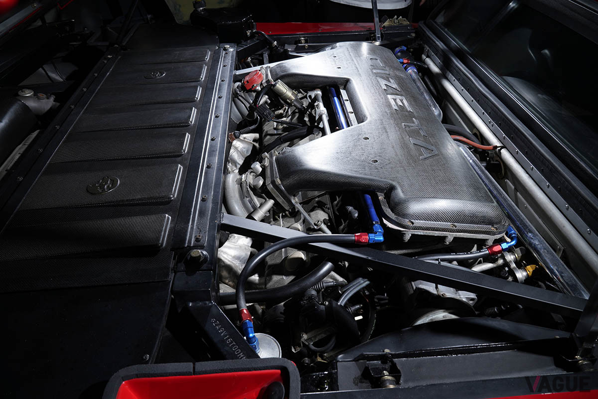 特徴となる縦置きV16エンジンは、最高時速328km／h、0-100km／h加速は4.2秒という驚異的なパフォーマンスを見せていた