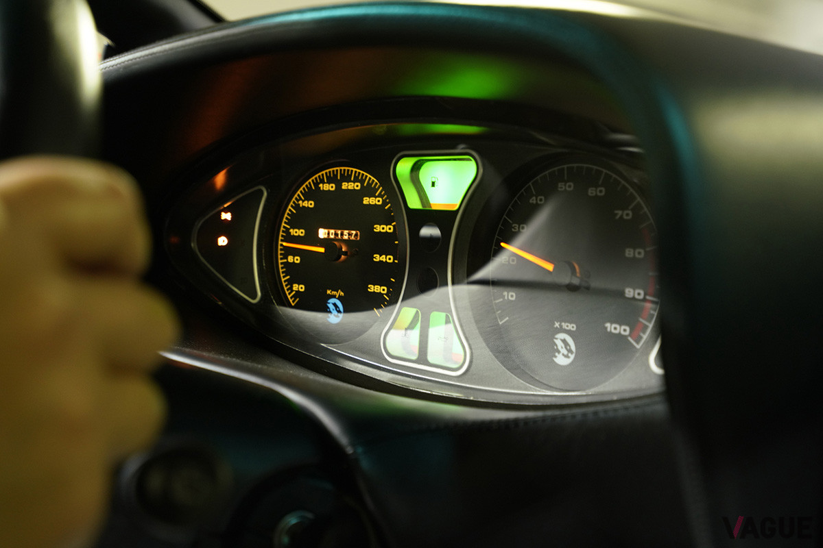 特徴となる縦置きV16エンジンは、最高時速328km／h、0-100km／h加速は4.2秒という驚異的なパフォーマンスを見せていた