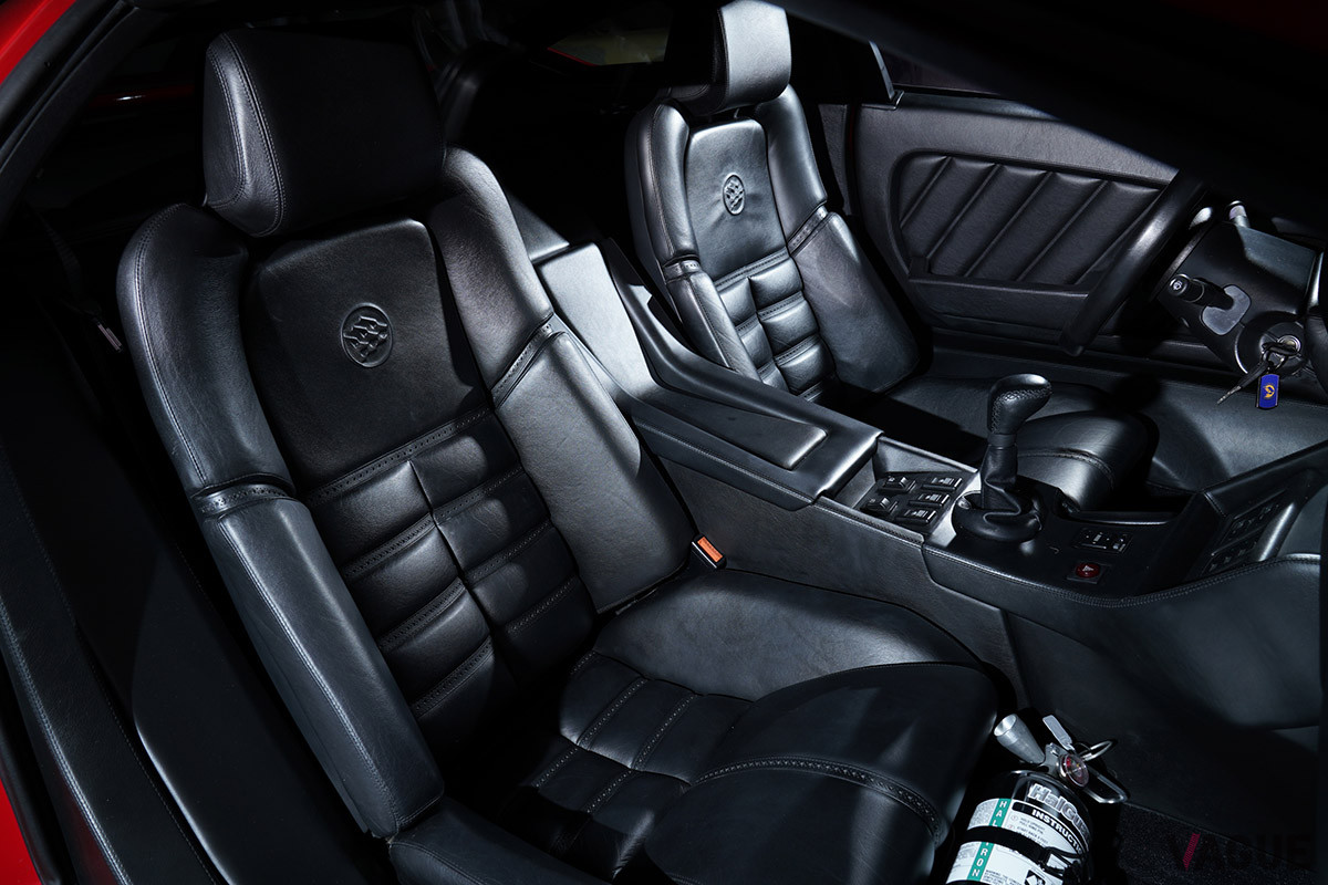 内装は本革仕様、当時の販売価格は約8000万円だった