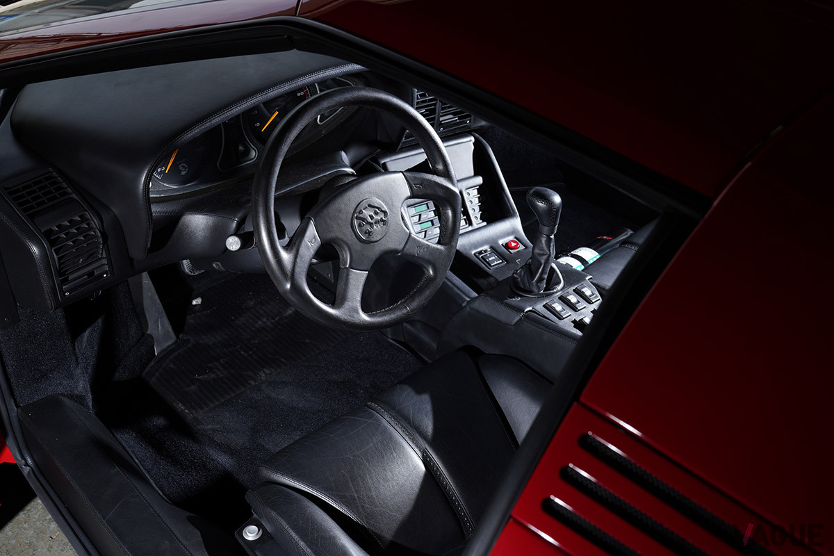 内装は本革仕様、当時の販売価格は約8000万円だった