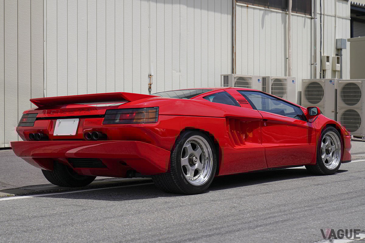 マルチチューブフレームにボディはすべてアルミニウム製という、まさにレーシングカーといえる構造をしている