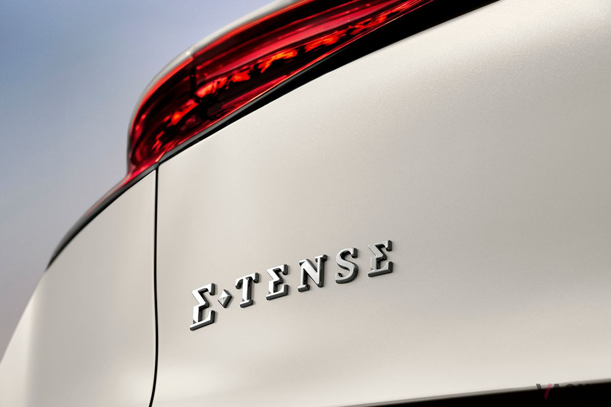 新型「DS4 E-TENSE」のエンブレム