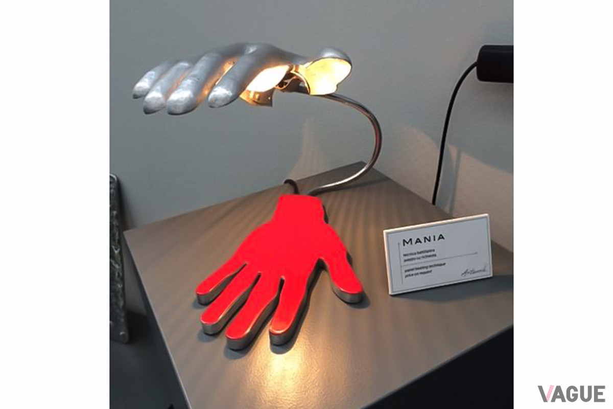 ロベルトは、クラシックカーのレストがで培った技術で、照明や家具などの「アートワークデザイン」作品も製作している