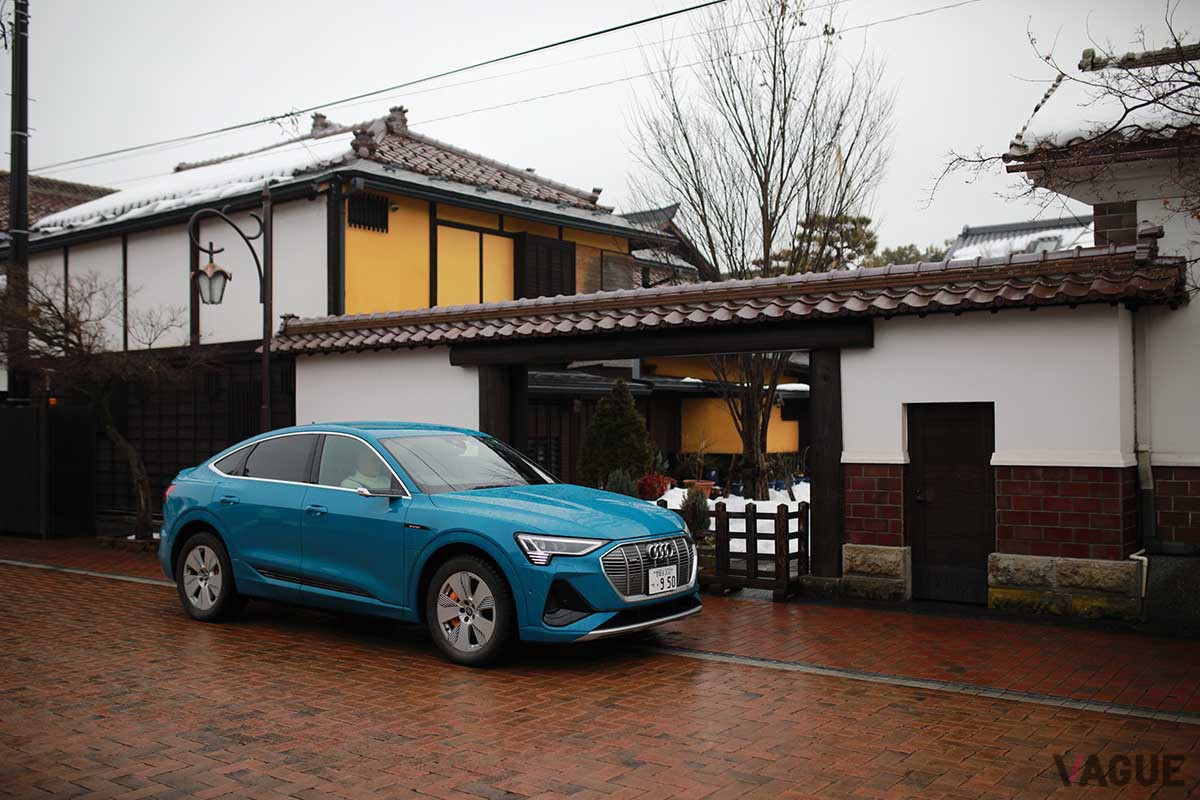 会津若松市内でe-tronスポーツバックを撮影。1月末なのに路面に雪はほとんどなかった