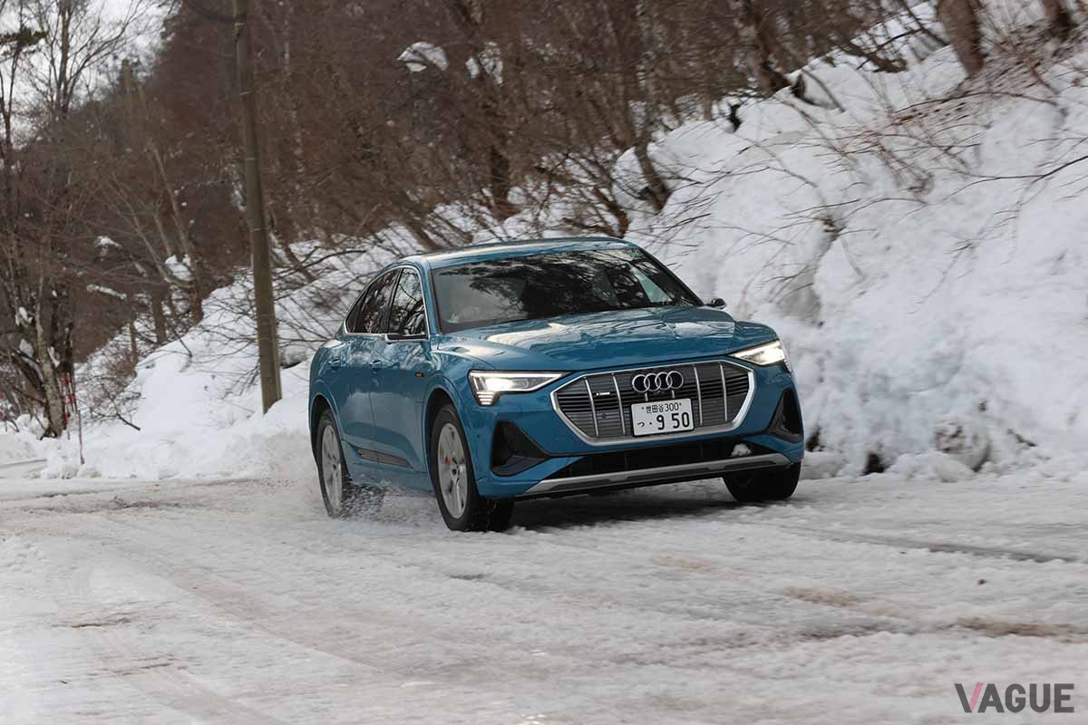e-tronスポーツバックでスノー路面を走行。クワトロ（4WD）で安定した走行を見せる