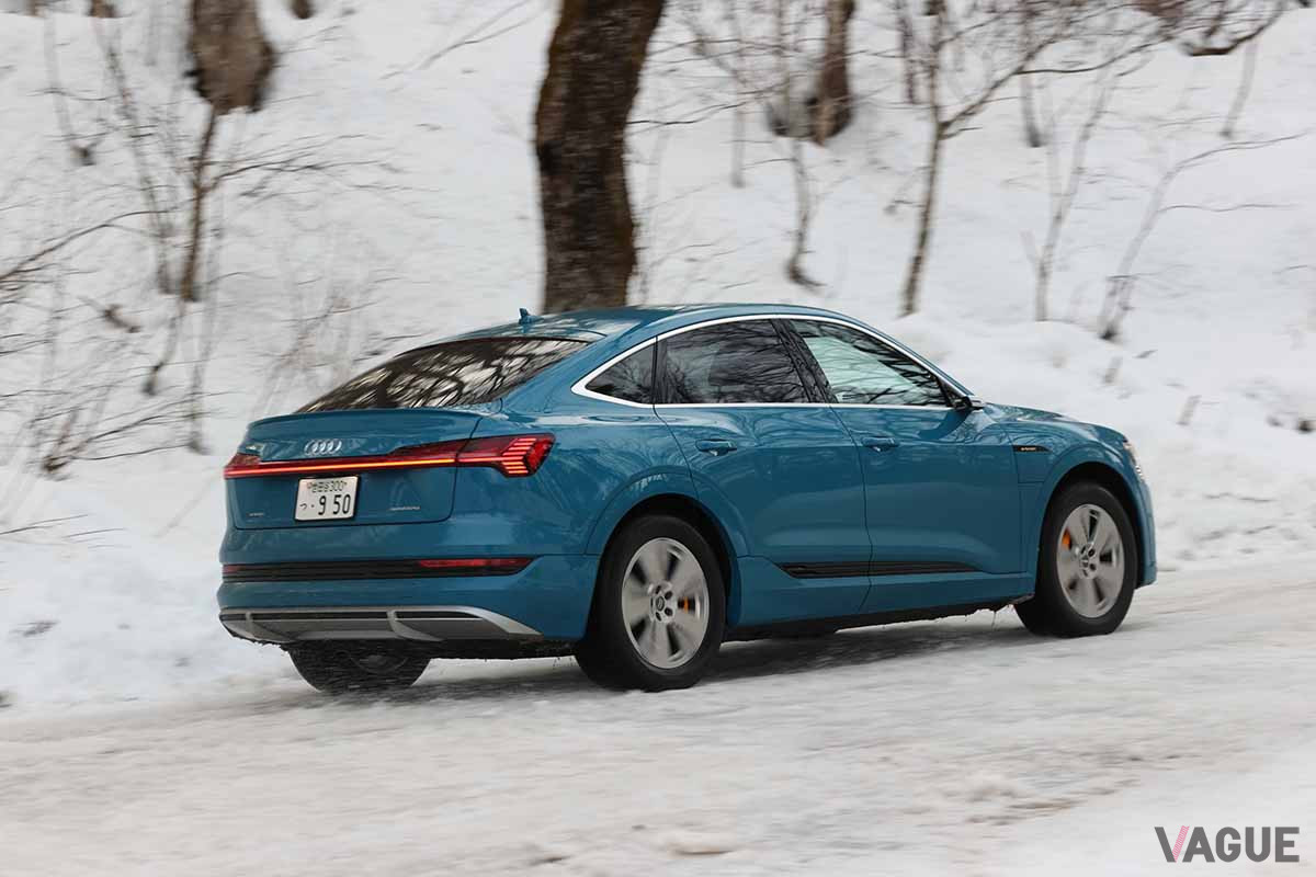 e-tronスポーツバックでスノー路面を走行。クワトロ（4WD）で安定した走行を見せる