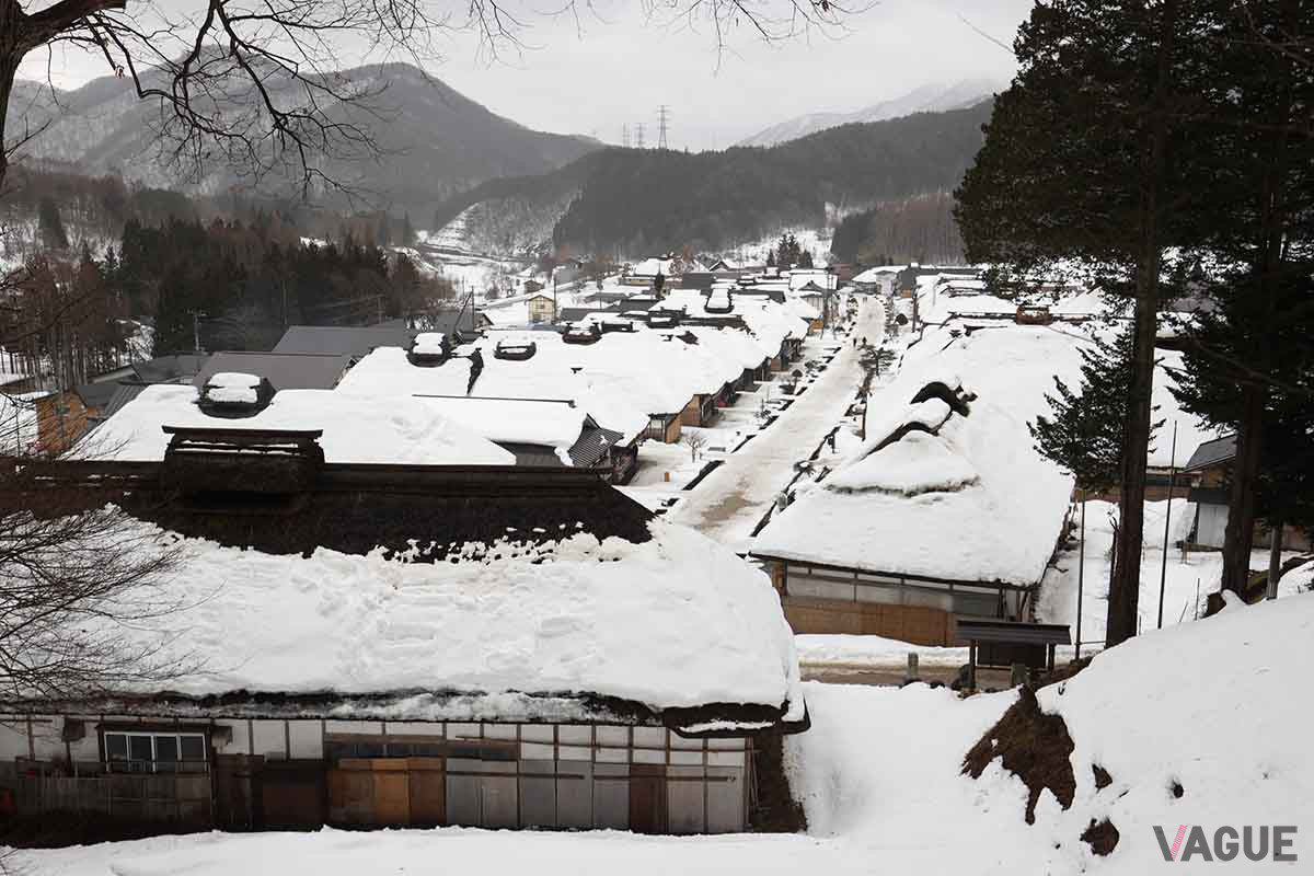 福島県・下郷町にある「大内宿」。会津西街道の宿場町で、茅葺きの町並みは観光名所になっている
