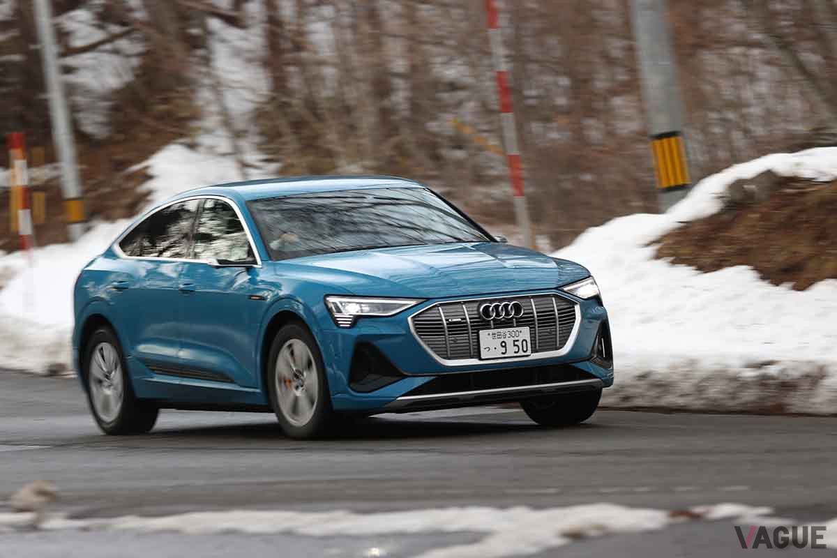 ドライ路面を走るe-tronスポーツバック