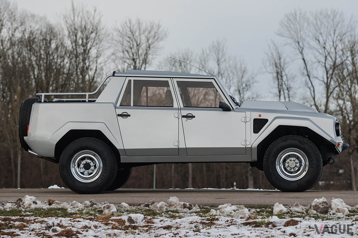 26万9375ユーロ（邦貨換算約3480万円）で落札されたランボルギーニ「LM002」（C）2021 Courtesy of RM Sotheby's