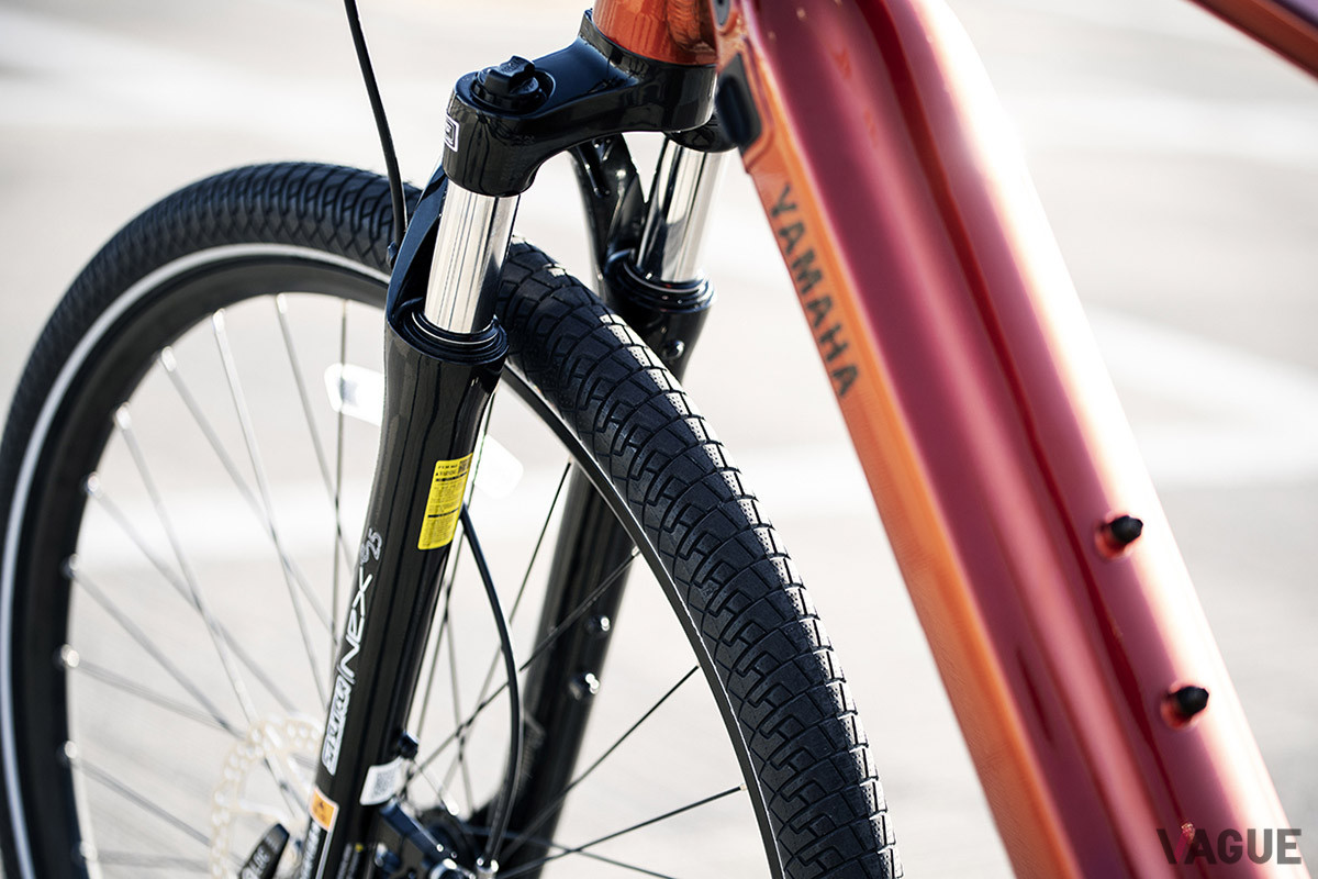 「クロスコアRC」は路面の凹凸などからの衝撃を吸収し、街中も快適に走行できるスルーアクスルタイプのフロントサスペンションフォークを採用