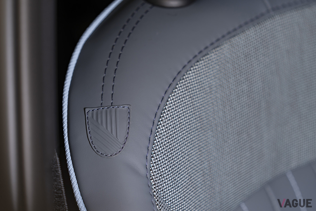 シートのショルダーには専用のエディションエンブレム