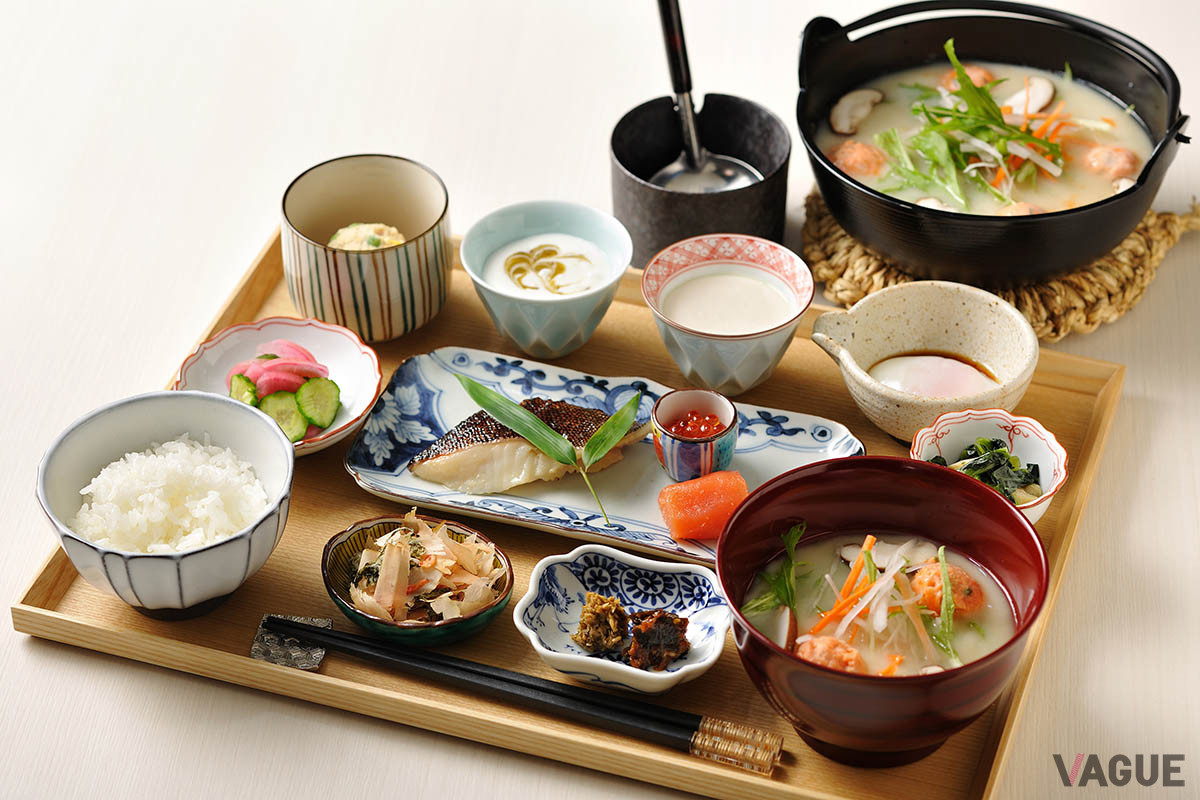 北海道らしい食材を使用した「鮭とじゃがいものすり流し鍋」など地域色を感じられる朝食