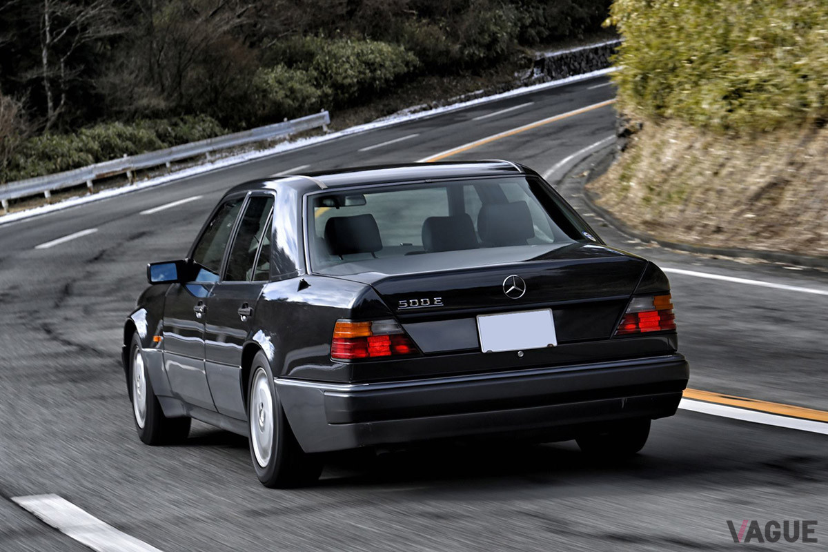 ポルシェの工場で生産されたメルセデス・ベンツ「500E」の狂気めいた 