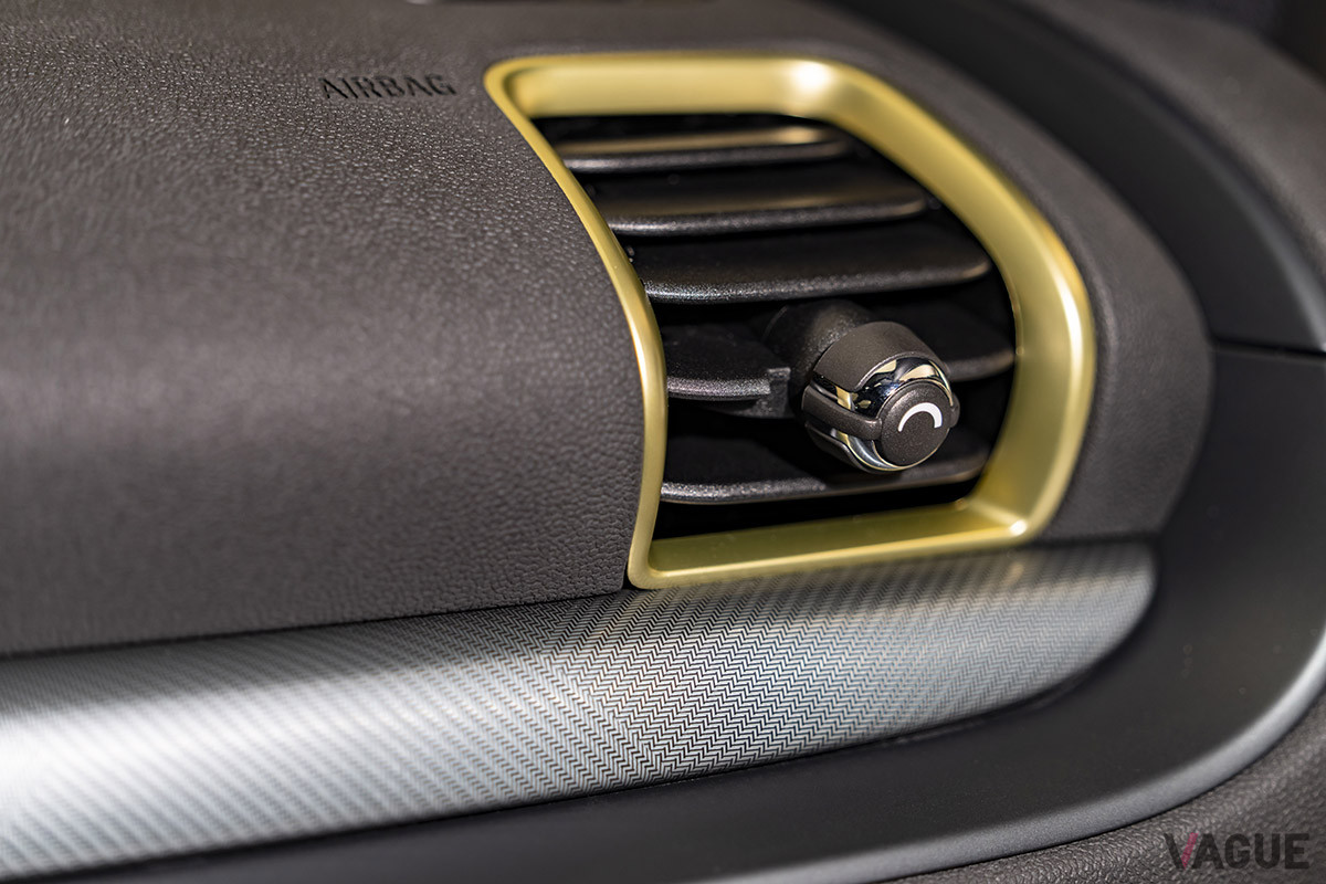 エアコン吹出口はリファインドブラスのカラーとなる