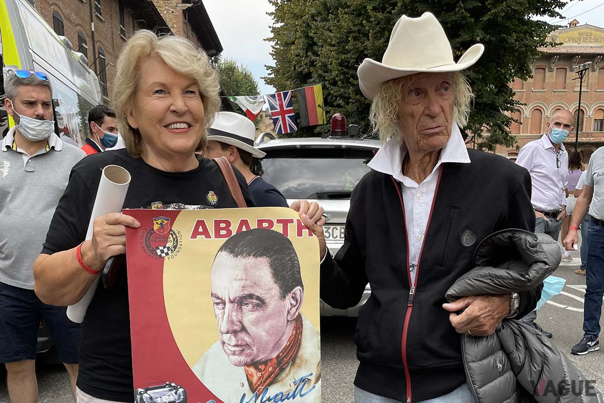 左：カルロ・アバルトの妻、アンナリーザ・アバルト、右：アバルトのドライバーだったアルトゥーロ・メルザリオ