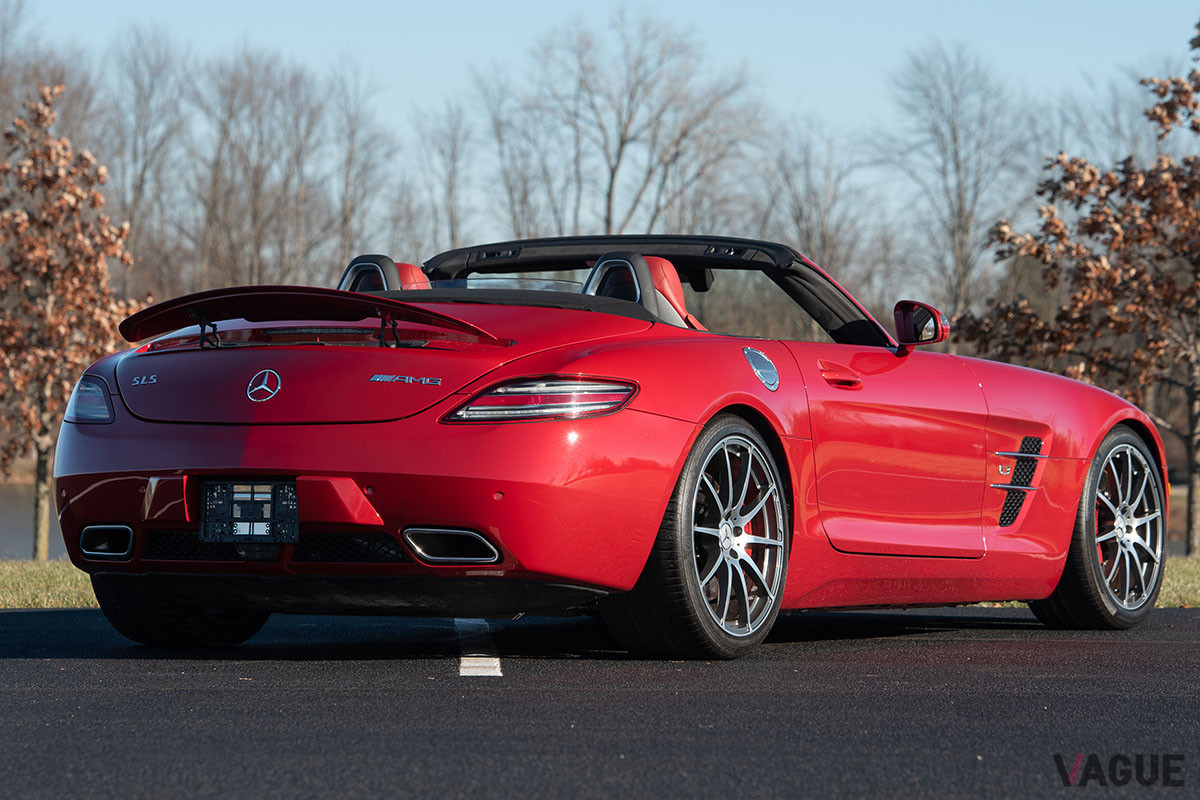 内外装をレッドで統一されたメルセデスAMG「SLSロードスター」（C）2021 Courtesy of RM Sotheby's