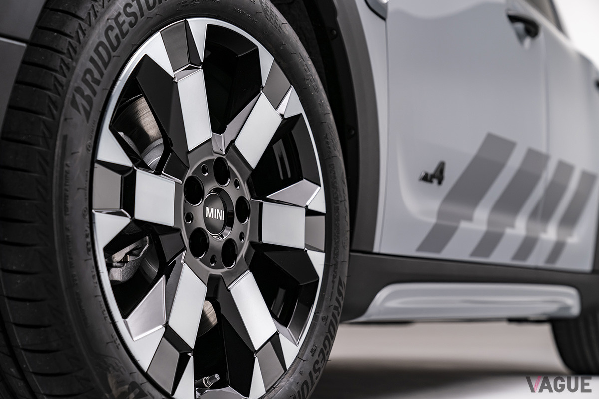 18インチのアンテイムド2トーンデザイン、バーニッシュドサーフェスのホイールも専用品