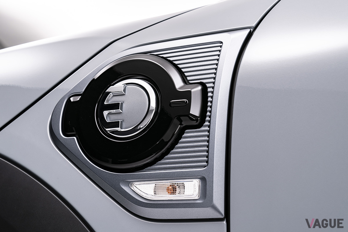 フェンダーガーニッシュは専用のブラックとなる