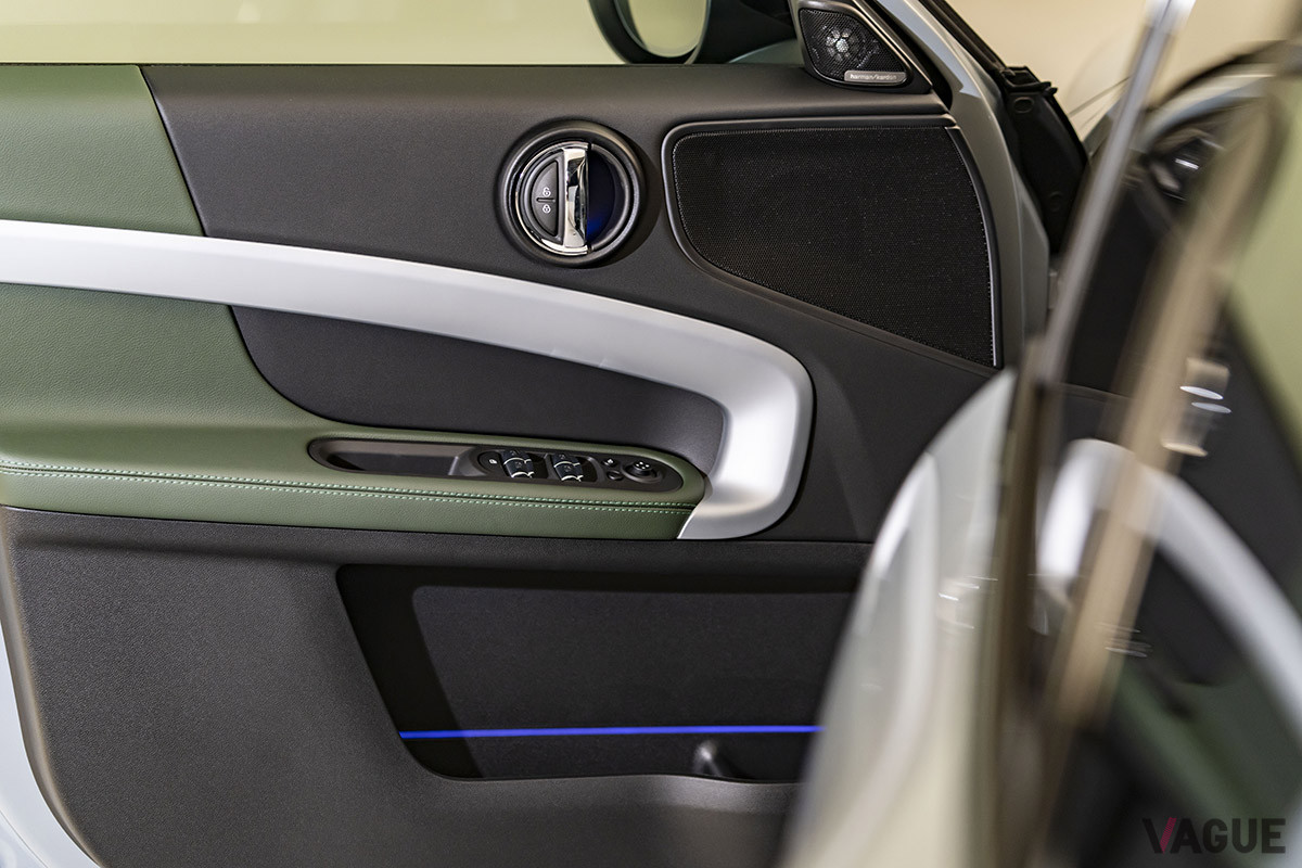 インテリアはグリーン&ブルーでまとめられている