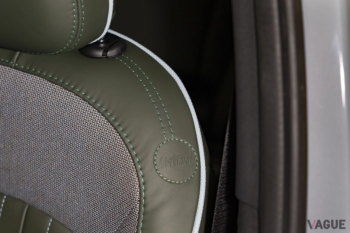 シートショルダー部には専用のエディションレターロゴ