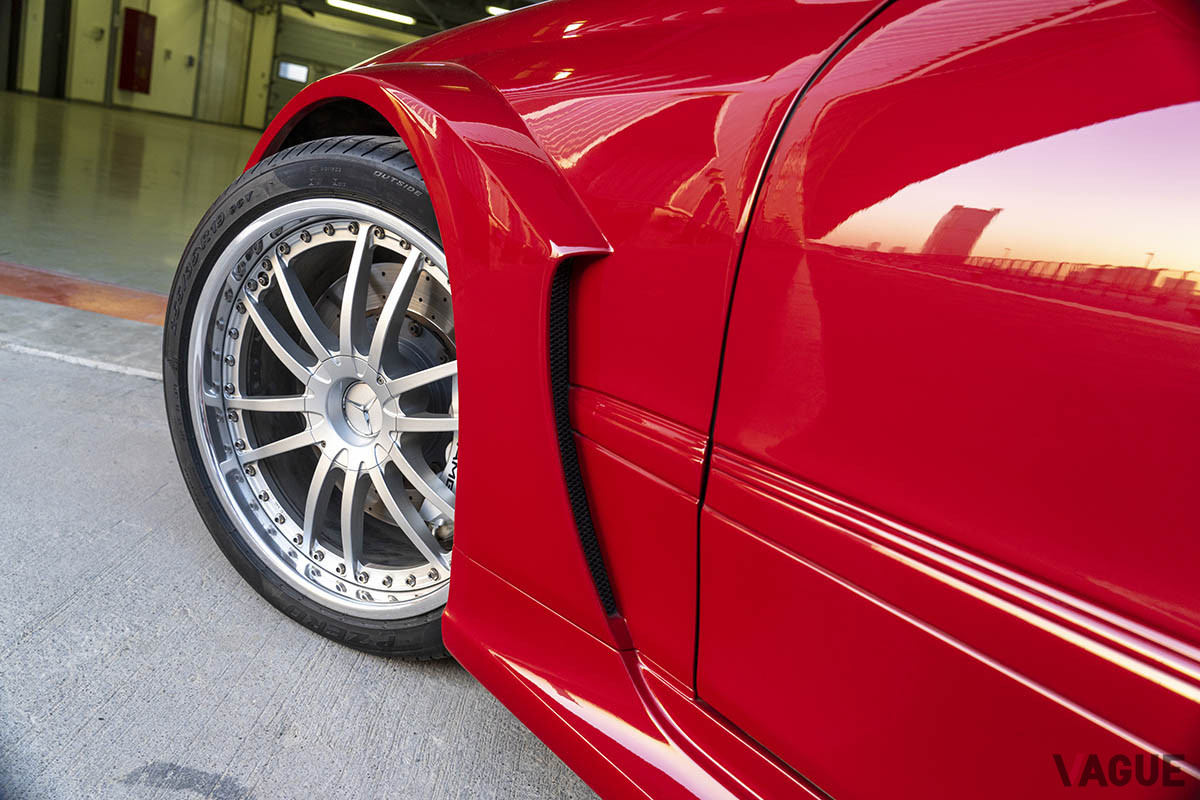 80台生産された「CLK DTM AMGカブリオレ」のなかで、ボディカラーがレッドはわずかに5台のみとなる（C）2020 Courtesy of RM Sotheby's