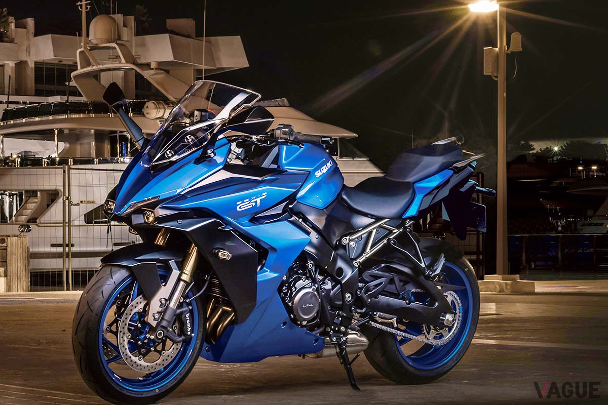 2015年に登場した先代モデル「GSX-S1000F」の単なる後継モデルではなく、快適な長距離走行を想定したグランドツアラーとして新たに“GT”の名を冠した